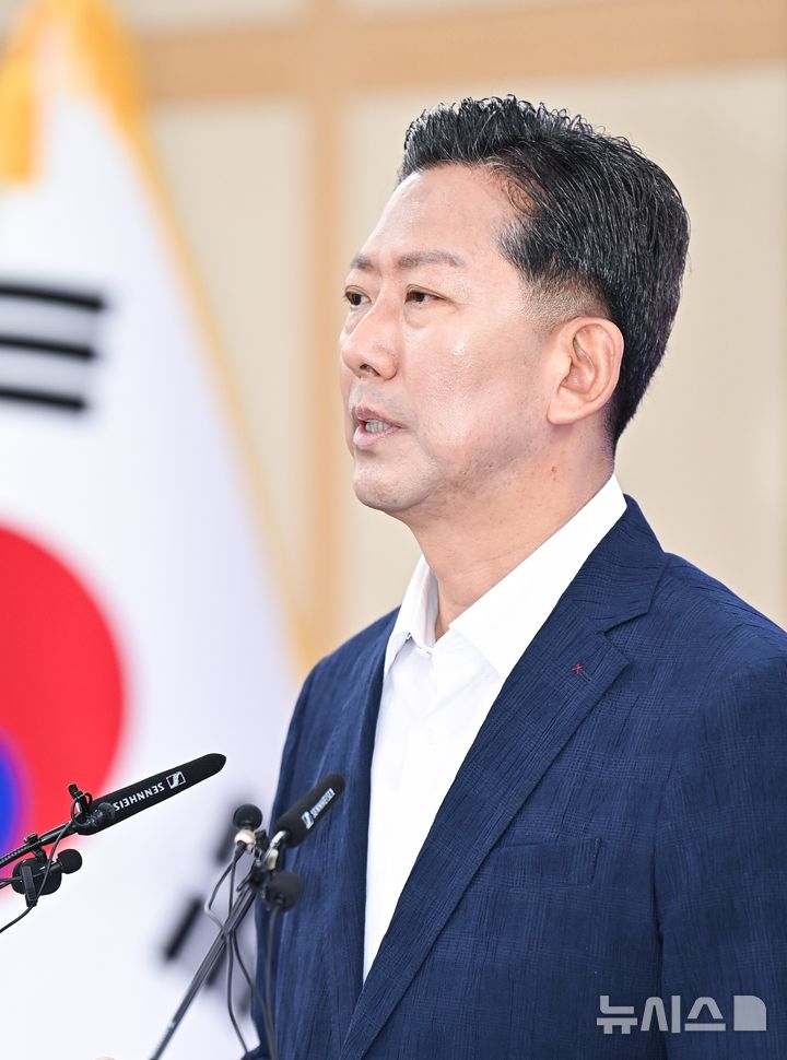 [구미=뉴시스] 박홍식 기자 = 김장호 경북 구미시장이 시청 회의실에서 민선 9기 기자간담회를 하고 있다. phs6431@newsis.com 2026.09.21