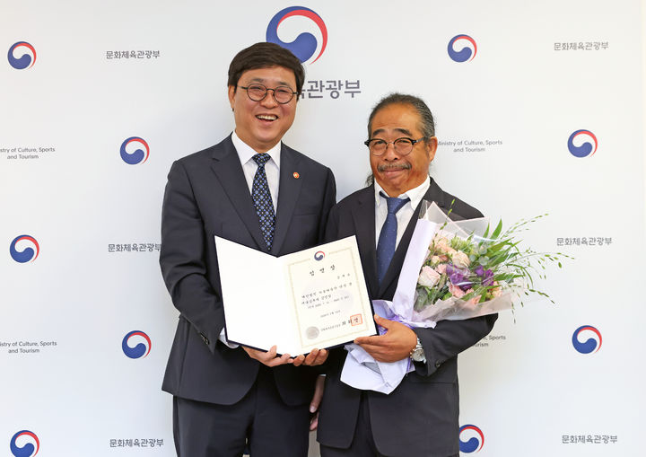 최휘영(왼쪽) 문화체육관광부 장관이 16일 서울 종로구 국립현대미술관 서울관에서 손재오 신임 서울예술단 단장 겸 예술감독에게 임명장을 수여한 뒤 기념촬영을 하고 있다. *재판매 및 DB 금지