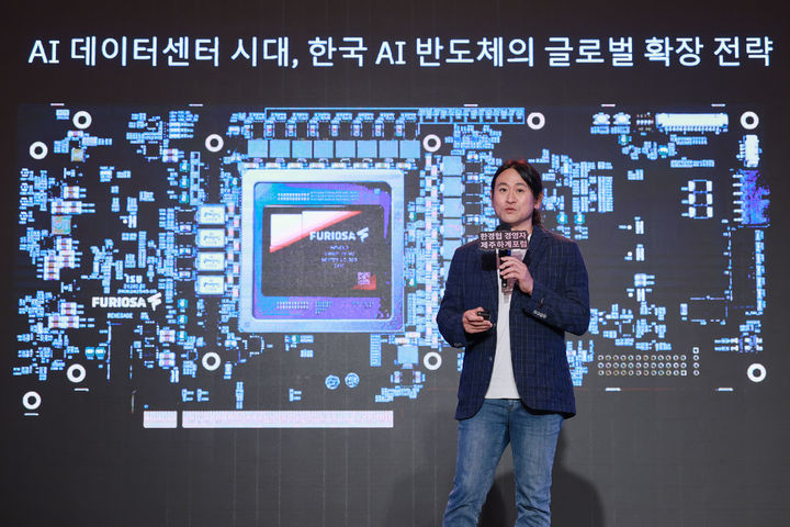 [서귀포=뉴시스]백준호 퓨리오사AI 대표가 16일 제주도 롯데호텔에서 열린 ‘2026 한경협 경영자 제주하계포럼’에 참석해 'AI 인프라 패권전쟁, 이미 시작된 데이터센터의 시대'를 주제로 강연하고 있다. (사진=한경협 제공) 2026.07.16. photo@newsis.com *재판매 및 DB 금지