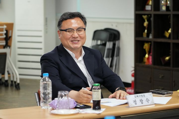 [서울=뉴시스] 정창수 강북구청장이 14일 송천동 주민센터를 찾아 주요 현안을 듣고 있다. (사진=강북구 제공) 2026.07.16. photo@newsis.com *재판매 및 DB 금지
