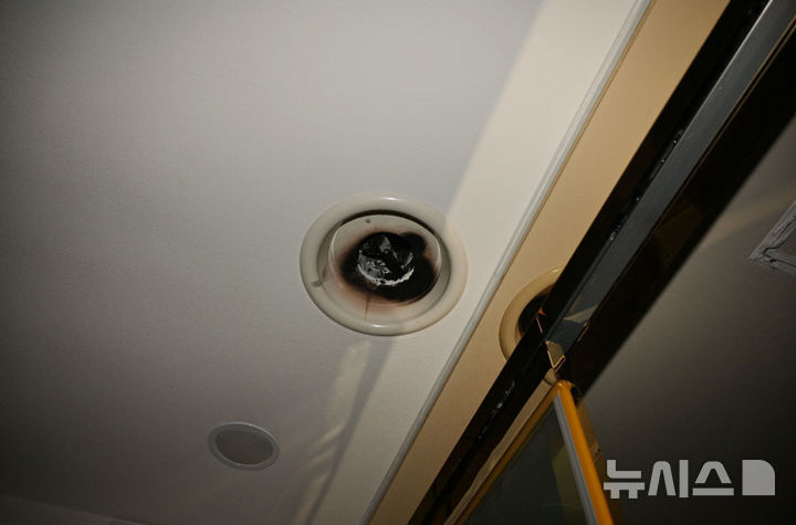 [순천 = 뉴시스] 경찰과 소방당국이 지난 9일 화재가 발생한 전남광주 순천 한 산후조리원에 대해 소방시설 관리 등을 조사하고 있다. 사진은 당시 불이 난 산후조리원 환풍기. (사진=전남소방본부 제공) 2026.07.16. photo@newsis.com