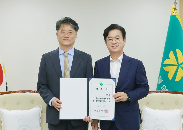[대전=뉴시스]허태정 대전시장이 16일 지영한 정무경제과학부시장에 임명장을 준 뒤 기념사진을 찍고 있다. 2026. 07. 16 photo@newsis.com *재판매 및 DB 금지