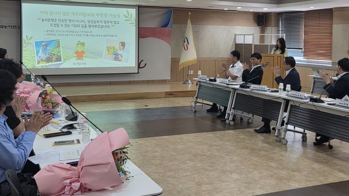 [세종=뉴시스] 한국농어촌공사는 16일 공사 경기지역본부에서 이정문 농지관리이사를 비롯한 공사 임직원과 공모전 수상자들이 참석한 가운데 '농지은행 참여수기 공모전 시상식'을 개최했다고 밝혔다. (사진=농어촌공사 제공) 2026.07.16. photo@newsis.com *재판매 및 DB 금지