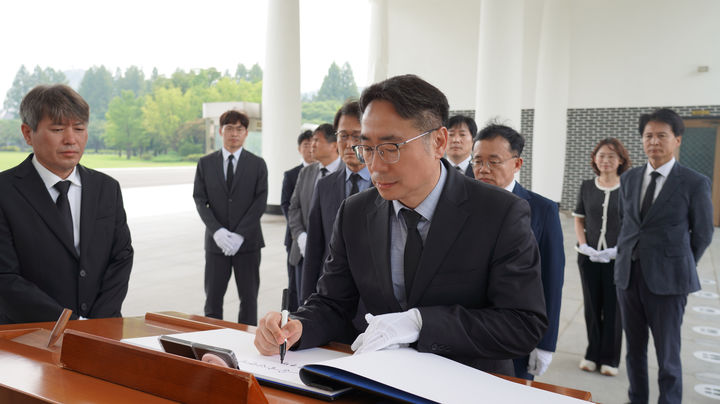 [서울=뉴시스] 김정 인천공항본부세관장이 지난 14일 취임 후 국립현충원을 찾아 현충탑에 헌화·분향하고 방명록을 작성하고 있다. 2026.07.16. (사진=인천공항본부세관 제공) photo@newsis.com *재판매 및 DB 금지
