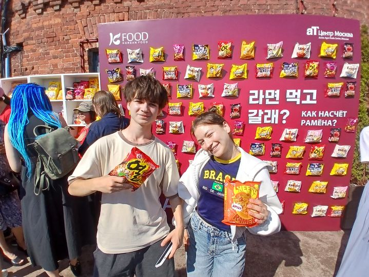 [세종=뉴시스] 농림축산식품부와 한국농수산식품유통공사(aT)는 지난 12일 러시아 상트페테르부르크 부르스니친 문화특구에서 열린 'K-SUMMER WAVE 한류 문화축제'에서 K-푸드 홍보관을 운영하고 한국 식품을 소개했다고 16일 밝혔다. (사진=aT 제공) 2026.07.16. photo@newsis.com *재판매 및 DB 금지