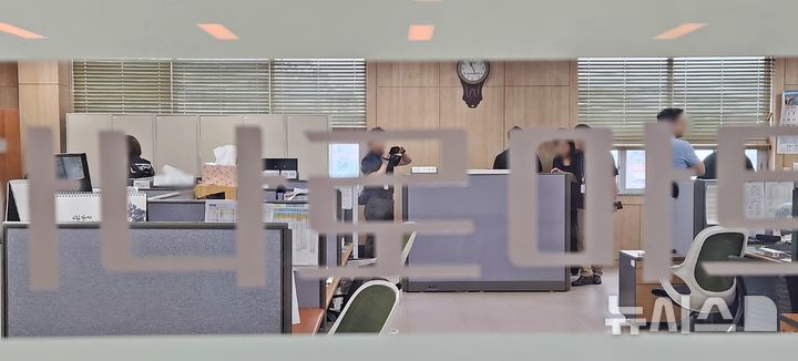 [제주=뉴시스] 오영재 기자 = 제주경찰청과 고용노동부가 16일 오후 제주 하귀농협 하나로마트 사무실에서 압수수색을 하고 있다. 2026.07.16. oyj4343@newsis.com