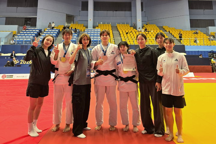 [고창=뉴시스] 대만에서 지난 11일과 12일 열린 '2026 아시안오픈 타이페이 유도대회'에서 금메달을 따낸 박서윤 선수(왼쪽 다섯번째)와 김아현 선수(왼쪽 두번째), 동메달을 따낸 이정윤 선수(왼쪽 네번째) 등 고창군청 여자유도팀 선수단이 기념사진을 찍고 있다. *재판매 및 DB 금지