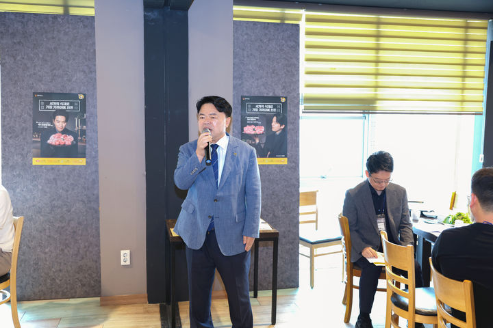 [세종=뉴시스] 이기홍 대한한돈협회장 겸 한돈자조금관리위원장이 16일 세종정부청사 인근에서 농림축산식품부 출입기자단 오찬간담회를 열고 한돈산업 주요 현안과 취임 이후 정책 대응 성과, 향후 추진 과제를 설명하고 있다. (사진=한돈자조금관리위원회 제공) *재판매 및 DB 금지