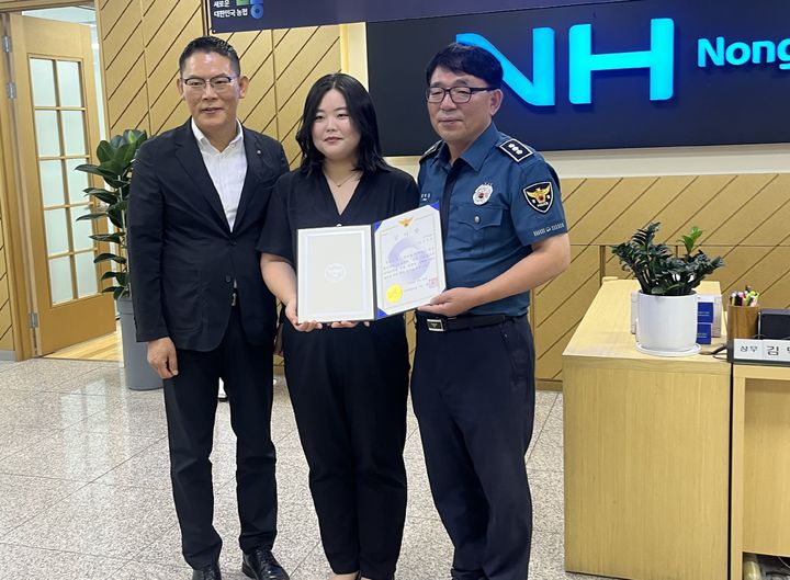 [창원=뉴시스]진해농협, 직원의 기지로 1억원 규모 보이스피싱 예방.(사진=경남농협 제공) 2026.07.16.photo@newsis.com *재판매 및 DB 금지