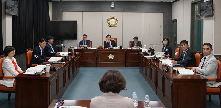 태백시의회는 16일 위원회실에서 제293회 임시회 제4차 본회의를 열고 태백시복지재단과 사회복지과 등의 주요업무 추진상황을 보고받고 있다.(사진=태백시의회 제공) *재판매 및 DB 금지