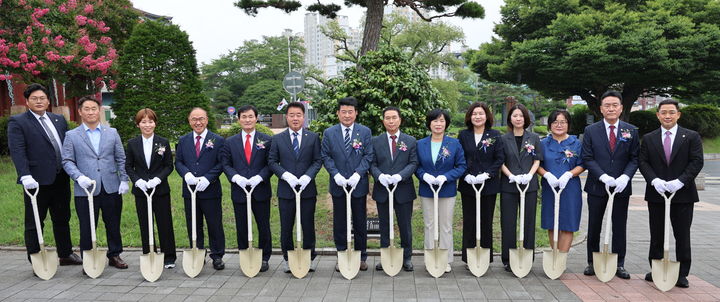 [서산=뉴시스] 16일 제10대 서산시의회 개원식에 참석한 의원들이 시의회 건물 앞 정원에 기념 식수를 하기 전 기념 사진을 찍고 있다. (사진=서산시의회 제공) 2026.07.16. photo@newsis.com *재판매 및 DB 금지