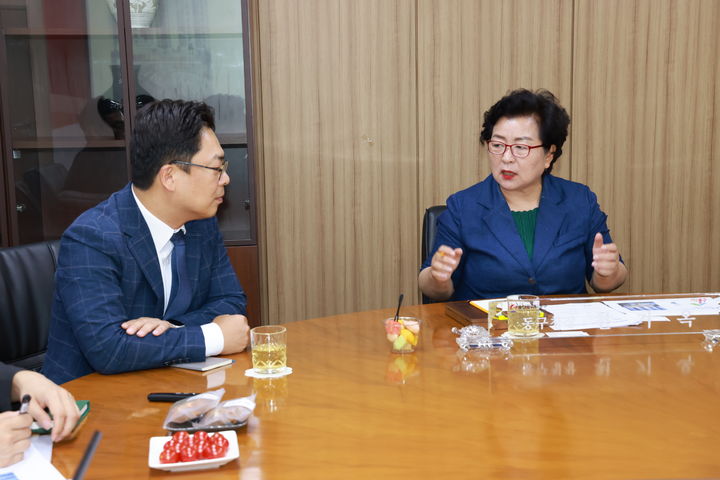 [울산=뉴시스] 천기옥 울산동구청장이 현대백화점 측과 함께 동구점 부지 복합개발과 관련한 면담을 하고 있다. 사진은 왼쪽부터 지준우 울산점 점장, 천기옥 동구청장. (사진=울산시 동구 제공) 2026.07.16. photo@newsis.com *재판매 및 DB 금지