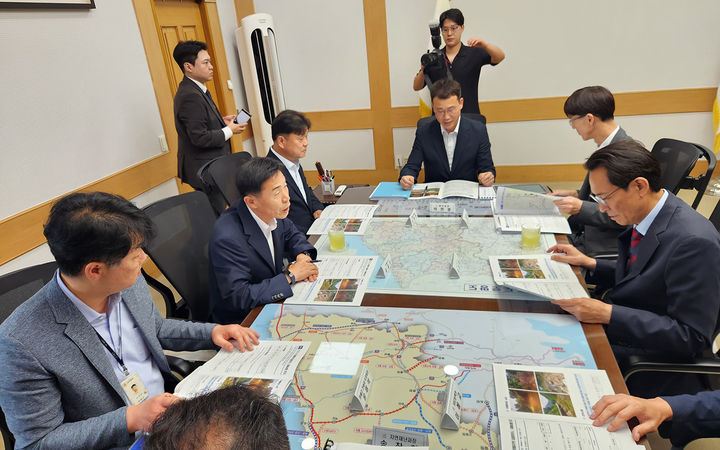 지난 15일 김길수 영월군수가 강원특별자치도를 방문해 우상호 도지사와 면담을 갖고 도 차원의 적극적인 지원과 협력을 요청하고 있다.(사진=영월군 제공) *재판매 및 DB 금지