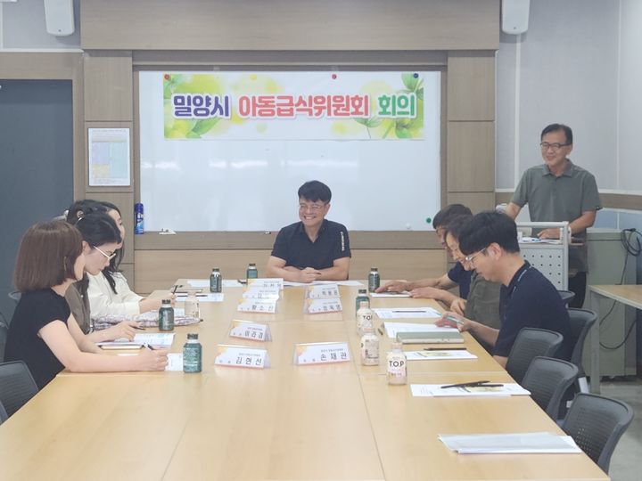 [밀양=뉴시스] 교아동급식위원회를 개최하고 저소득 가정 아동의 건강한 성장을 위한 급식 지원 방안을 논의하고 있다. (사진=밀양시 제공) 2026.07.16. photo@newsis.com *재판매 및 DB 금지