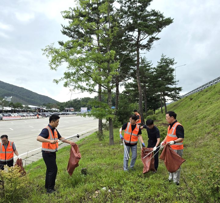[원주=뉴시스] 한국도로공사 강원본부 직원들이 휴게소 인근 상습 무단투기 구간에서 쓰레기를 수거하고 있다. (사진=한국도로공사 강원본부 제공) 2026.07.16. photo@newsis.com *재판매 및 DB 금지