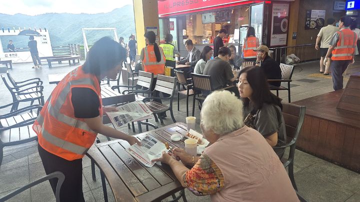 [원주=뉴시스] 한국도로공사 강원본부 직원들이 휴게소 이용객을 대상으로 고속도로 쓰레기 무단투기 예방 홍보물을 배부하며 환경보호 캠페인을 펼치고 있다. (사진=한국도로공사 강원본부 제공) 2026.07.16. photo@newsis.com *재판매 및 DB 금지