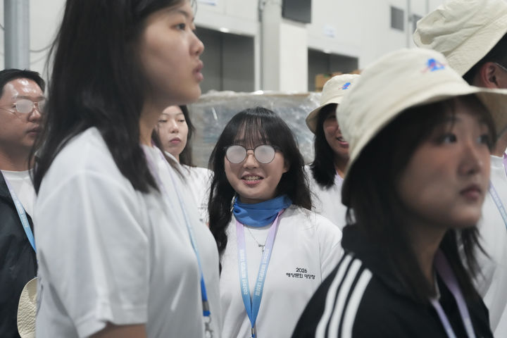 [서울=뉴시스] '2026년 해양문화 대장정' 대학생 대원들이 지난 13일 부산신항에 위치한 동원로엑스냉장투를 견학하고 있다. (사진=한국해양재단 제공) 2026.07.16. photo@newsis.com *재판매 및 DB 금지