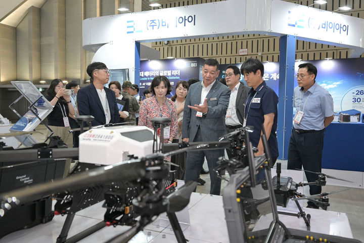 [공주=뉴시스] 제6회 대한민국 드론 UAM 박람회에서 설명 듣는 최원철 시장.(사진=공주시). 2026.07.16. photo@newsis.com. *재판매 및 DB 금지
