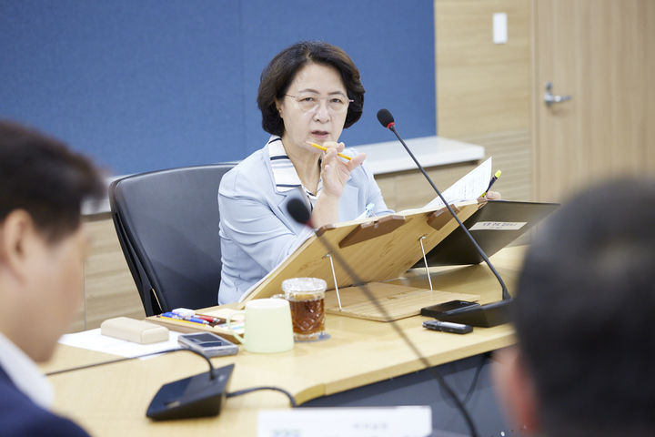 [수원=뉴시스] 추미애 경기도지사가 16일 경기도청 5층 서희홀에서 실·국, 산하기관 업무 보고를 받고 있다. (사진=경기도 제공) 2026.07.16. photo@newsis.com *재판매 및 DB 금지
