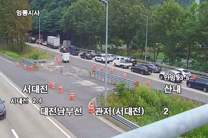 [대전=뉴시스] 16일 오후 1시44분께 대전 서구 가수원동 대전남순환고속도로 안영IC 방향 구봉터널에서 26t 화물차가 앞에서 주행하던 승용차를 들이받았다. (사진=국가교통정보센터 갈무리) 2026.07.16. photo@newsis.com *재판매 및 DB 금지