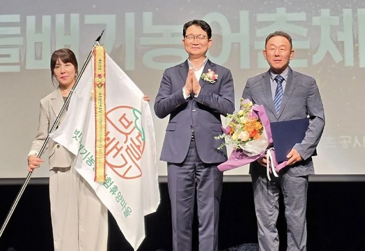 [세종=뉴시스] 한국마사회는 '말테마 농촌체험휴양마을 1호' 경남 창원 빗돌배기 마을이 대통령 표창을 수상했다고 16일 밝혔다. (사진=마사회 제공) 2026.07.16. photo@newsis.com *재판매 및 DB 금지