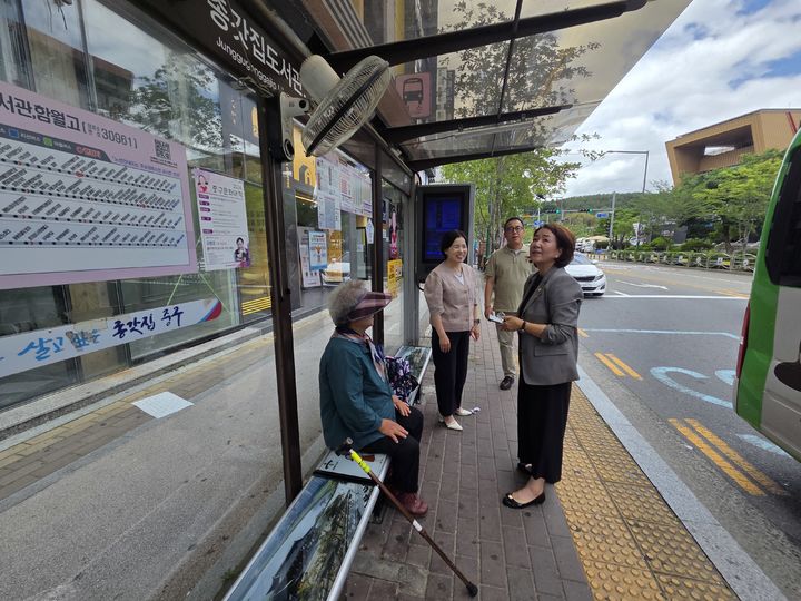 [울산=뉴시스] 울산 중구의회 홍영진 의원은 19일 교통약자 이용률이 높은 버스승강장의 시설개선 필요성을 지적하고 나섰다. (사진=울산 중구의회 제공) photo@newsis.com *재판매 및 DB 금지