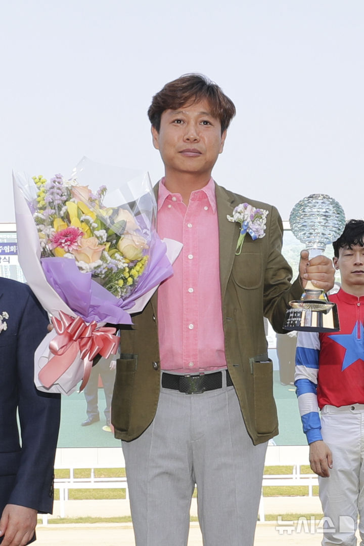 [서울=뉴시스]400승 달성한 김동균 조교사. (사진=한국마사회 제공)