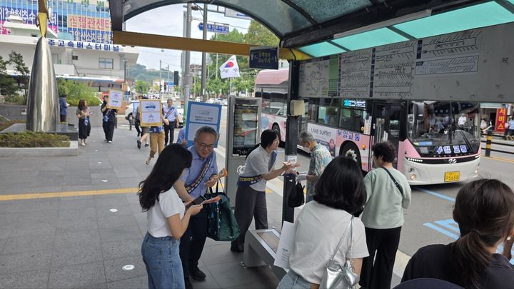 [세종=뉴시스]한국남동발전은 16일 경남 진주 고속버스터미널 일대에서 시민과 터미널 이용객들을 대상으로 '중동전쟁 지속에 따른 대국민 에너지 절약 동참 거리 캠페인'을 전개했다.(사진= 남동발전 제공) *재판매 및 DB 금지