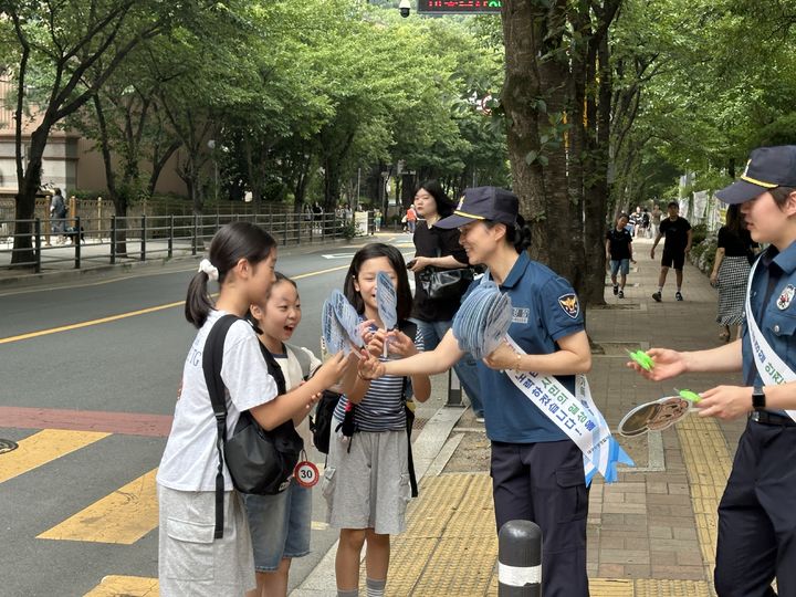 [대구=뉴시스] 대구 수성경찰서는 여름방학을 앞두고 빈집털이와 청소년 도박, 교통사고 등을 막기 위한 범죄예방 캠페인을 진행했다. (사진 = 대구 수성경찰서 제공) 2026.07.16. photo@newsis.com *재판매 및 DB 금지