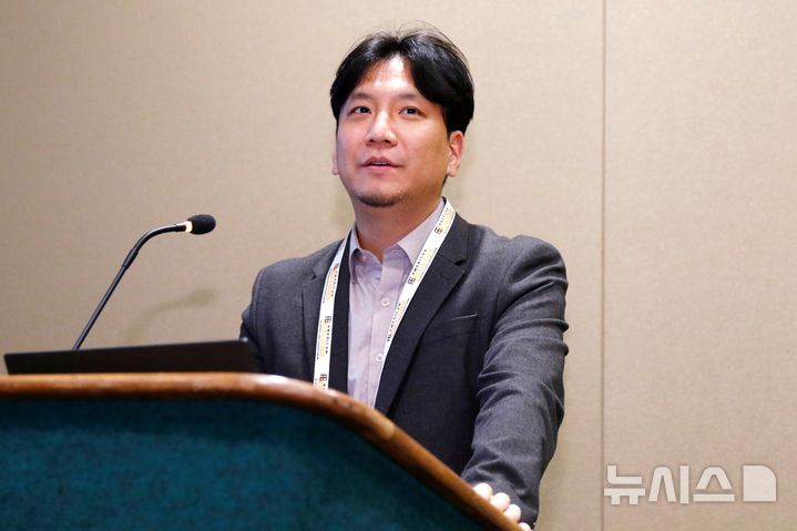 [포항=뉴시스] = 미국 시애틀에서 ‘제249회 ECS 학술대회’가 열린 가운데 ‘젊은 연구자상'을 받은 박규영 교수가 '차세대 이차전지 전극 설계를 위한 탄소 기능 재정립'이란 주제로 수상 강연을 하고 있다. (사진=포스텍 제공) 2026.07.16. photo@newsis.com