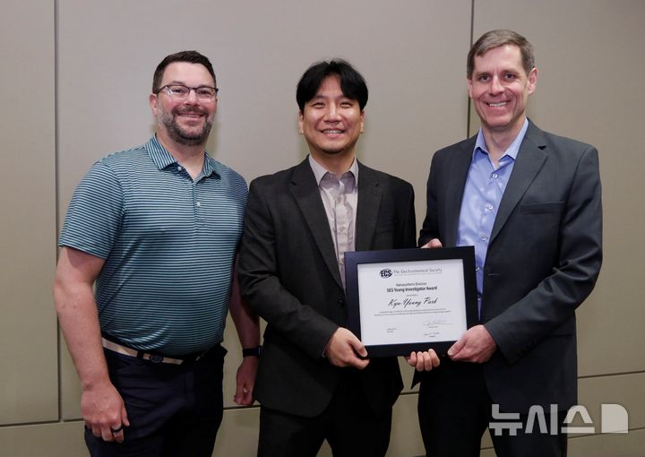 [포항=뉴시스] = 포스텍 박규영 교수가 미국 전기화학회(ECS) 젊은 연구자상을 받은 후 미국 로키국립연구소 앤드류 퍼거슨(왼쪽부터) 박사, 박 교수, 노스웨스텐대 마크 허삼 교수가 기념 촬영하고 있다. (사진=포스텍 제공) 2026.07.16. photo@newsis.com 