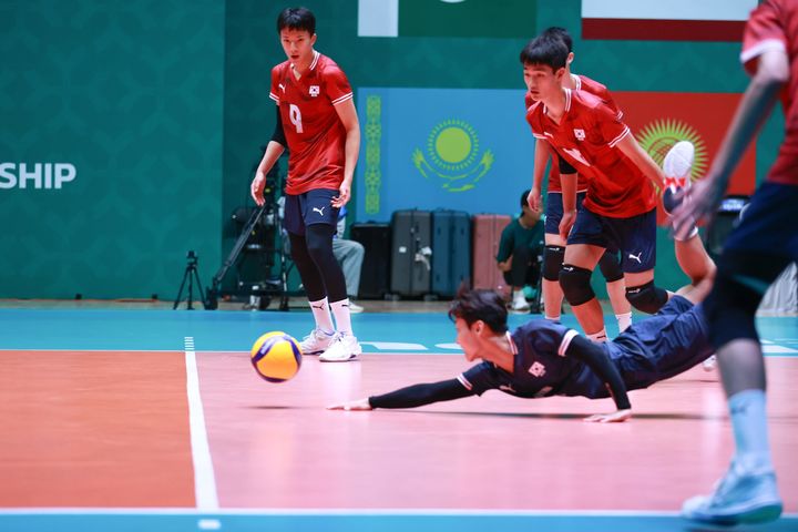 [서울=뉴시스] 18세 이하(U-18) 남자배구 대표팀이 16일 중국 하이난성 하이커우의 우위안허 체육관에서 열린 2026 아시아배구연맹(AVC) U-18 아시아선수권대회 8강에서 이란과 경기를 펼치고 있다. (사진=AVC 공식 홈페이지 캡처) 2026.07.16. *재판매 및 DB 금지