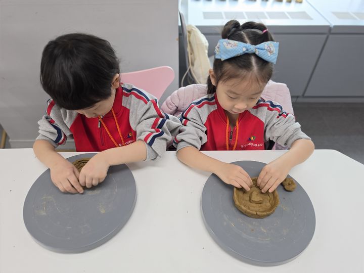 [서울=뉴시스] 노래하는 흙, 춤추는 도자기 프로그램 관련 사진 (사진=국립중앙박물관 제공) 2026.07.16. photo@newsis.com *재판매 및 DB 금지