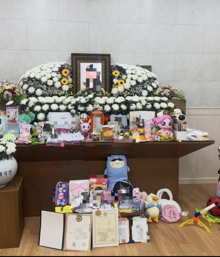[서울=뉴시스] 지난 11일 워터파크 사고로 숨진 A양(7)의 빈소에 고인의 영정사진과 꽃 등이 놓여 있다.(사진출처: 스레드 캡처)2026.07.16.