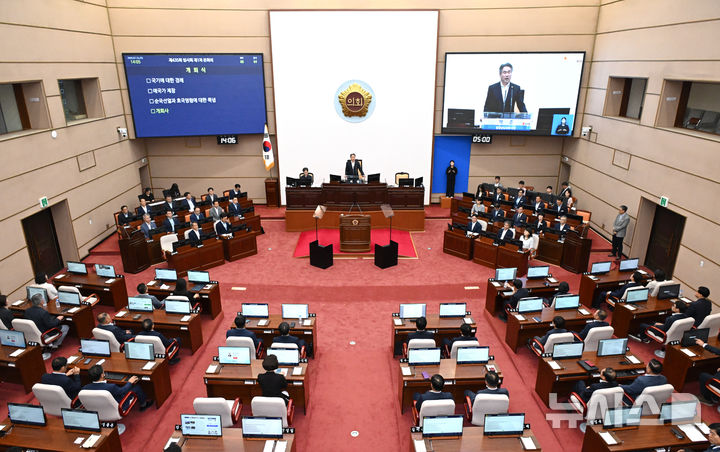 [창원=뉴시스]16일 오후 경상남도의회 제435회 임시회 제1차 본회의가 박준 의장 주재로 진행되고 있다.(사진=경남도의회 제공) 2026.07.16. photo@newsis.com 