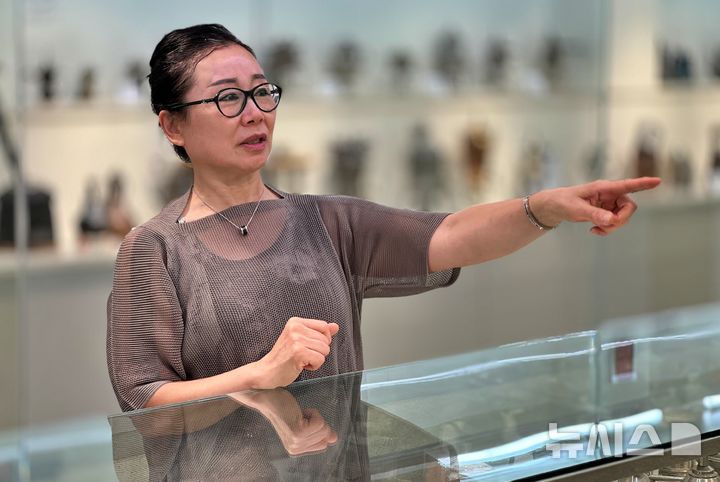 [부산=뉴시스] 원동화 기자 = 부산 국제커피박물관장이 16일 부산 동구 국제커피박물관에서 유물을 소개하고 있다. 2026.07.18. dhwon@newsis.com