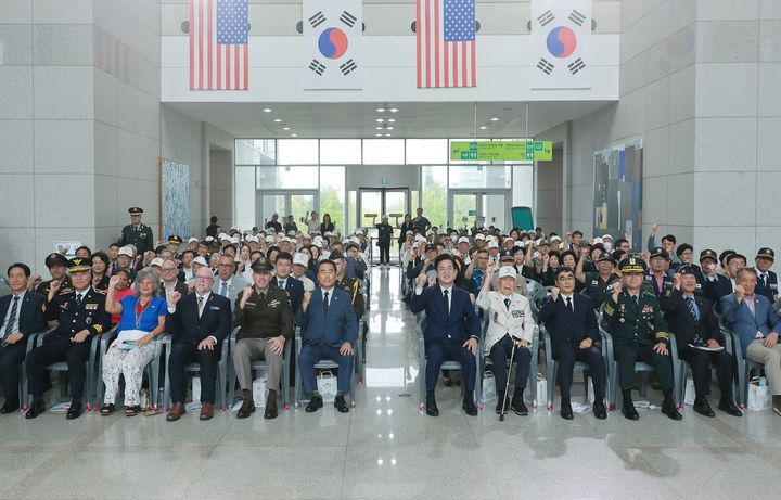 [대전=뉴시스]대전시는 16일 오후 시청 2층 로비에서 6·25전쟁 당시 대전지구전투에서 희생된 미군 전사자 818명을 추모하고 전승을 기념하는 '제11회 대전지구전투 전승기념식'을 가졌다. 2026. 07. 16 photo@newsis.com *재판매 및 DB 금지