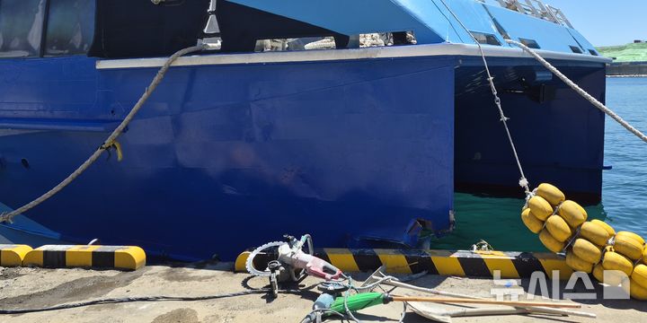 [울릉=뉴시스] 16일 오전 11시15분께 경북 울릉군 사동리 사동항에서 항구에 접안하던 독도드림호 여객선이 부두 시설과 충돌했다. (사진=울릉군 제공) 2026.07.16. photo@newsis.com.