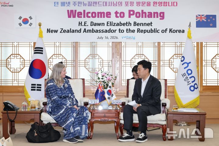 [포항=뉴시스] = 16일 포항시청 대외협력실에 박용선 시장과 던 엘리자베스 베넷 주한 뉴질랜드 대사가 면담을 하며 국제 교류 확대와 미래 산업 협력 방안을 논의했다. (사진=포항시 제공) 2026.07.16. photo@newsis.com