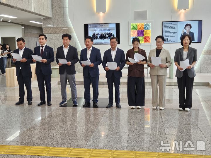 [안양=뉴시스] 박석희기자=안양시 의회 국민의힘 교섭단체가 16일 오후 4시 의회 로비에서 기자회견을 열고 있다. 2026.07.16. phe@newsis.com 