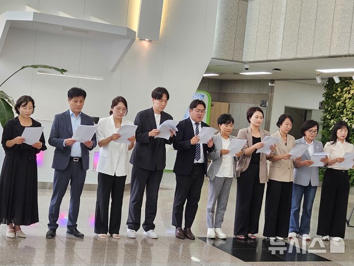[안양=뉴시스] 박석희기자=안양시 의회 더불어민주당 교섭단체가 16일 오후 2시 의회 로비에서 기자회견을 열고 있다.2026.07.16. phe@newsis.com 