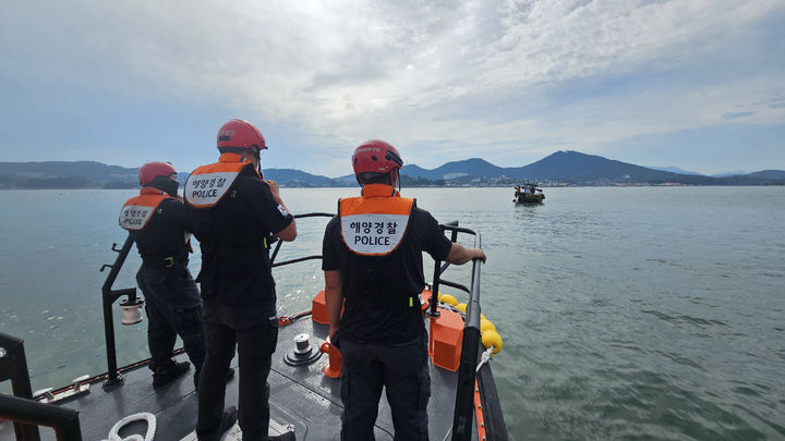 [통영=뉴시스] 신정철 기자= 16일 오후 4시 12분께 경남 통영시 용남면 해간도 인근 해상에서 거제선적 4.99t급 양식장관리선 A호(승선원 3명)가 운항 부주의로 좌초됐다.사진은 통영해양경찰서 연안구조정이 사고선박 이초 작업을 앞두고 현장에서 안전관리를 실시하고 있다.(사진=통영해경 제공).2026.07.16. photo@newsis.com *재판매 및 DB 금지