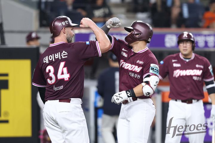 [서울=뉴시스] 프로야구 키움 히어로즈의 케스턴 히우라가 16일 대전 한화생명볼파크에서 열린 2026 신한 쏠 KBO리그 한화 이글스전에서 홈런을 친 뒤 맷 데이비슨과 세리머니를 하고 있다. (사진=키움 히어로즈 제공) 2026.07.16. *재판매 및 DB 금지