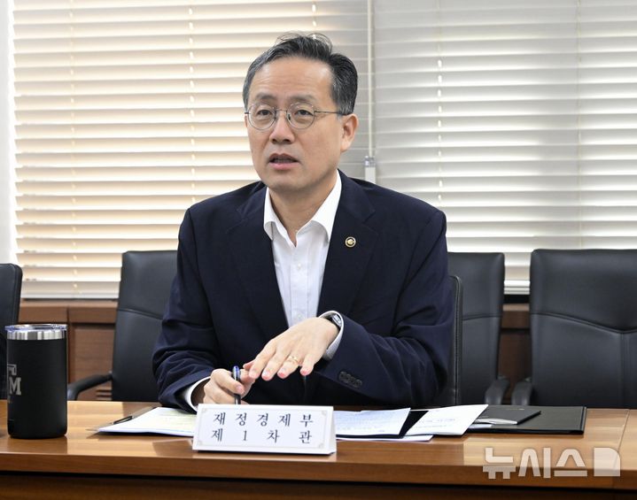 [서울=뉴시스] 사진은 이형일 재정경제부 1차관이 지난달 16일 서울 종로구 정부서울청사에서 '7월 일자리 전담반(TF)'을 주재하고 있는 모습. (사진=재정경제부 제공) 2026.07.16. photo@newsis.com *재판매 및 DB 금지