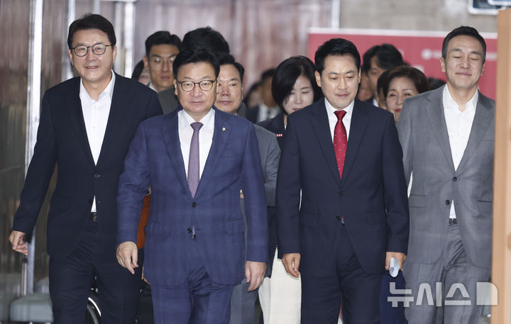 [서울=뉴시스] 김근수 기자 = 장동혁 국민의힘 대표와 정점식 원내대표를 비롯한 최고위원들이 16일 오전 서울 여의도 국회에서 열린 최고위원회의에 참석하고 있다. 2026.07.16. ks@newsis.com