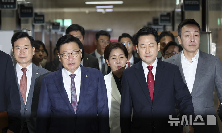 [서울=뉴시스] 김근수 기자 = 장동혁(오른쪽) 국민의힘 대표와 정점식 원내대표를 비롯한 최고위원들이 16일 오전 서울 여의도 국회에서 열린 최고위원회의에 참석하고 있다. 2026.07.16. ks@newsis.com