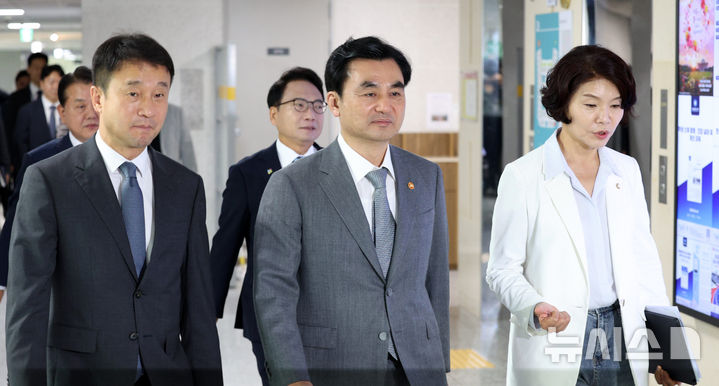 [서울=뉴시스] 고범준 기자 = 한병도(왼쪽부터) 더불어민주당 대표 직무대행 겸 원내대표, 안규백 국방부 장관, 한정애 더불어민주당 정책위의장이 16일 서울 여의도 국회 의원회관에서 열린 스마트강군 육성, 국군사관학교 창설방안 당정협의에 참석하고 있다. 2026.07.16. bjko@newsis.com