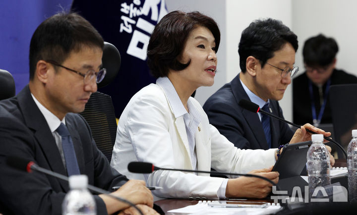 [서울=뉴시스] 고범준 기자 = 한정애 더불어민주당 정책위의장이 16일 서울 여의도 국회 의원회관에서 열린 스마트강군 육성, 국군사관학교 창설방안 당정협의에서 발언하고 있다. 2026.07.16. bjko@newsis.com