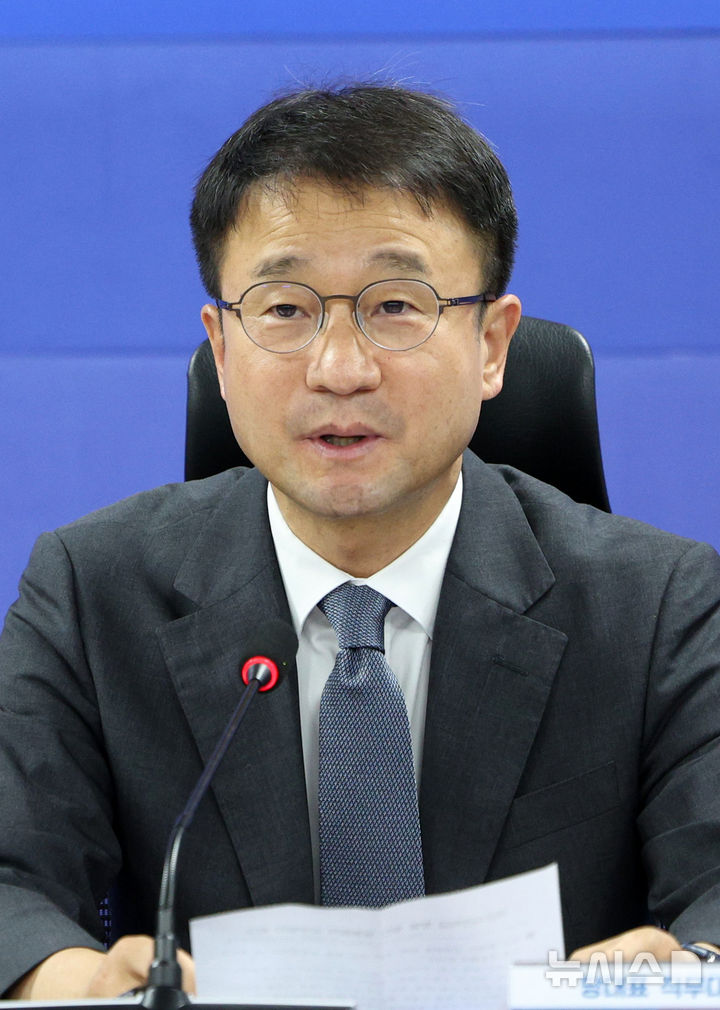 [서울=뉴시스] 고범준 기자 = 한병도 더불어민주당 대표 직무대행 겸 원내대표가 16일 서울 여의도 국회 의원회관에서 열린 스마트강군 육성, 국군사관학교 창설방안 당정협의에서 발언하고 있다. 2026.07.16. bjko@newsis.com