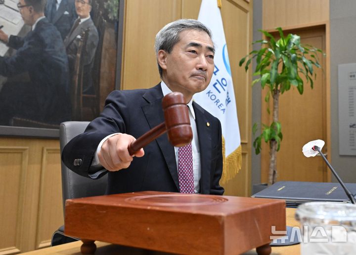 [서울=뉴시스] 사진공동취재단 = 신현송 한국은행 총재가 16일 오전 서울 중구 한국은행에서 열린 금융통화위원회 본회의에 참석해 의사봉을 두드리고 있다. 2026.07.16. photo@newsis.com